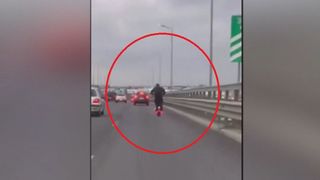 VIDEO Cursă nebună pe A3. Bărbat prins atunci când circula cu trotineta electrică cu 90 km/h 