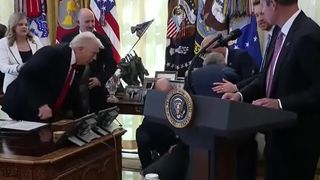 VIDEO Directorul unei companii farmaceutice s-a prăbușit în Biroul Oval. Incidentul a avut loc în timpul unei conferințe despre medicamente