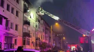 VIDEO Incendiu puternic &icirc;n Craiova. Doi căței au murit și zeci de locatari au intrat &icirc;n panică