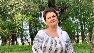 VIDEO &bdquo;M-a format ca om &icirc;n societate&rdquo;. Steliana Sima, talent și educație