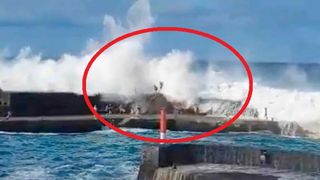 Momentul șocant în care un val uriaș înghite mai mulți oameni în Tenerife
