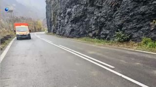VIDEO Șoferii de pe Valea Oltului au curățat drumul de pietrele căzute