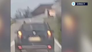 VIDEO Un tânăr de 20 de ani a sărit dintr-o mașină în mers, pe un drum național din Arad. Incidentul a fost filmat