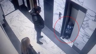 Un copil a căzut în gol după ce s-a sprijinit de ușa liftului, care s-a deschis. Părinții micuțului, în stare de șoc: „Fiul meu a fost salvat de un miracol”