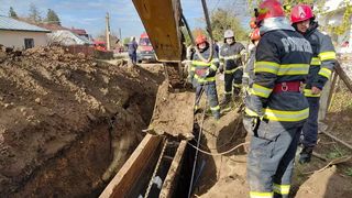 Intervenţie contracronometru în Prahova. Doi muncitori sunt prinși sub un mal de pământ. Săpau un șanț atunci când au fost îngropați