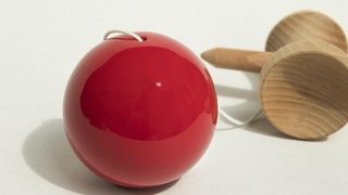 VIDEO Kendama, interzisă &icirc;n tot mai multe școli din Rom&acirc;nia. De ce a devenit jucăria un motiv de scandal