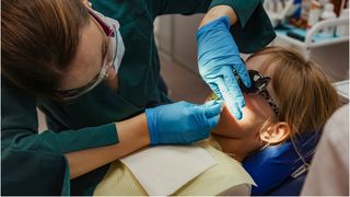 VIDEO Mama fetiței de 2 ani ucise la stomatolog a vrut să amâne anestezia până când analizele de sânge ies bine. "Le-a fost frică". Reacția clinicii dentare din București