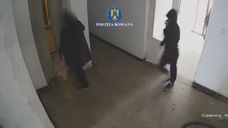 VIDEO Femeie jefuită de doi adolescenți în scara unui bloc din Timișoara. Incidentul șocant a fost filmat