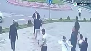 VIDEO Bătaie cu săbii pe o stradă din Iași! Scandalul a izbucnit într-o sală de jocuri de noroc