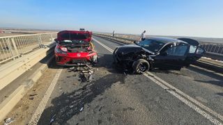 Ambulanță privată cu pacienți dializați, implicată &icirc;ntr-un accident teribil, pe DN6