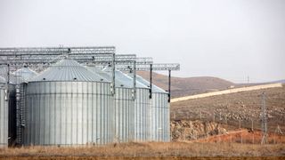 Un român de 21 de ani a murit la o moară, în Austria! A căzut într-un siloz de cereale, în timp ce muncea