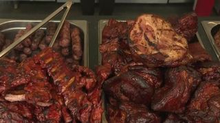 VIDEO „Ne mai facem și poftele”. Micul, vedeta Târgului de Crăciun din Craiova