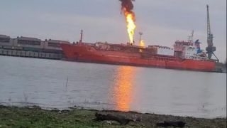 UPDATE VIDEO Alertă la granița Rom&acirc;niei! O navă &icirc;ncărcată cu mii de tone de GPL, lovită de o dronă pe malul ucrainean al Dunării. Localitățile Plauru și Ceatalchioi sunt evacuate