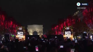 VIDEO Parisul, cuprins de atsmofera sărbătorilor