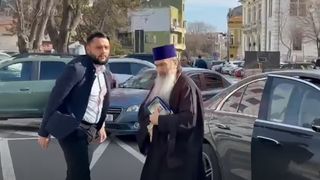 IPS Teodosie s-a ales cu un bolid mulțumită unor preoți din Constanța. Au hotăr&acirc;t să str&acirc;ngă bani pentru mașina de aproape 150 000 de euro