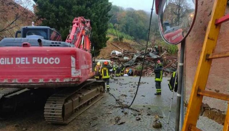 Un tânăr înghițit de noroi în timp ce salva o bătrână 