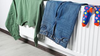 De ce nu este bine să îți usuci hainele pe calorifer