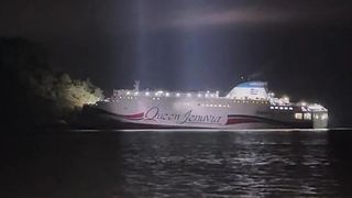 O navă cu 267 de pasageri la bord s-a ciocnit de o insulă stâncoasă, în Coreea de Sud