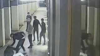 L-au înjunghiat pentru 50 de euro! Un student a fost atacat de cinci tineri. După ce l-au jefuit, agresorii l-au abandonat pe stradă: „Să sperăm că moare”