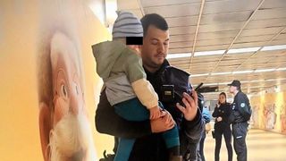 O femeie însărcinată s-a prăbușit din cauza contracțiilor, sub privirile fiului ei de 3 ani, la metrou. Gestul unui polițist i-a lăsat pe toți fără cuvinte