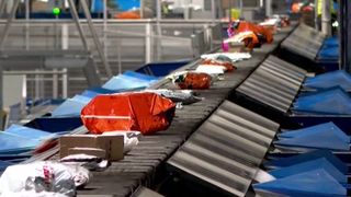 VIDEO Noul an vine cu o nouă taxă: 25 de lei pentru coletele din afara Uniunii Europene