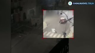 VIDEO Jaf incredibil în Italia. Momentul în care hoții au fugit cu un bancomat legat de mașină