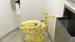 VIDEO 12,1 milioane de dolari pentru o toaletă de aur masiv. Nu e singurul obiect care a st&acirc;rnit reacții la expoziția din SUA