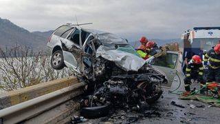 VIDEO O femeie și doi copii și-au văzut moartea cu ochii. Șoferița a rămas &icirc;ncarcerată, după ce mașina s-a lovit de un TIR