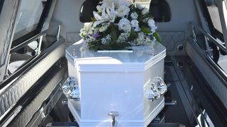 Haos la o înmormântare! Un sicriu a fost îngropat gol. Ancheta a dezvăluit ce s-a întâmplat cu adevărat cu trupul femeii