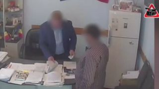 Primarul, plicul și satul