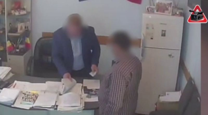 Primarul, plicul și satul