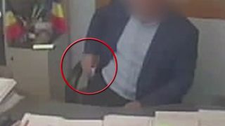 Primarul, plicul și satul