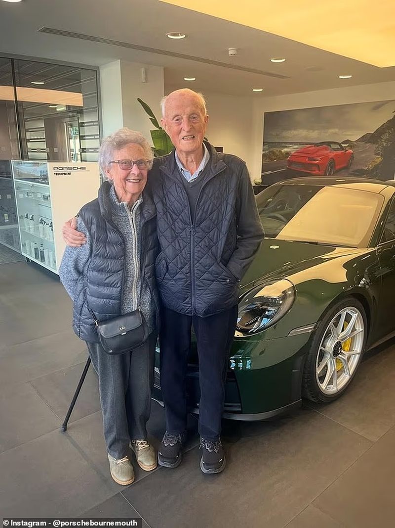 Familia Evans din Marea Britanie, prima lor mașină de 500 CP la peste 90 de ani