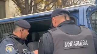 VIDEO Un tânăr beat și posibil drogat a făcut prăpăd  în parcarea Curții de Apel București