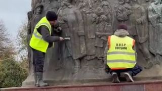 VIDEO Scandal de proporții la Focșani. Un monument important a fost curățat cu peria de grătar