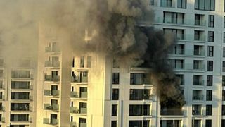 Incendiu puternic la un bloc din București: 17 persoane au fost transportate la spital. Zeci de oameni evacuați