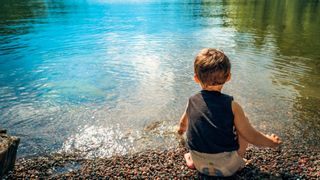 Un copil de 2 ani a murit după ce a fost înțepat de o meduză în vacanță. Mărturia sfâșietoare a tatălui: „Era în apă foarte mică, aproape de țărm. Soția l-a scos repede și mi l-a dat, dar avea...”