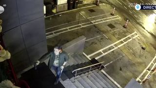 VIDEO Stomatologul care a lovit cu mașina poarta Ambasadei Rusiei, filmat &icirc;n timp ce &icirc;ncerca să incendieze o clinică dentară din Pitești