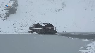 VIDEO &bdquo;Nu ne așteptam să găsim așa multă zăpadă&rdquo;. Iarnă veritabilă la munte