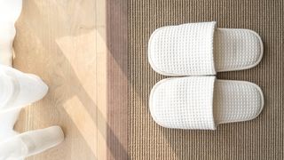 (P) Importanța papucilor hotelieri &icirc;n asigurarea confortului și igienei pentru oaspeți 