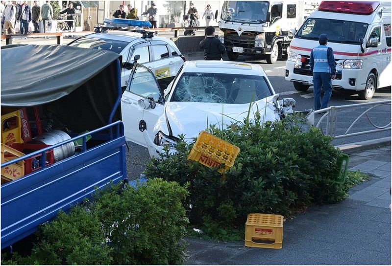 o mașină a intrat într-o mulțime de pietoni, la Tokyo