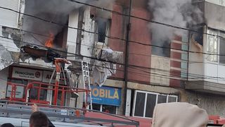 VIDEO Explozie urmată de incendiu la un bloc de apartamente, în Însurăței! Imagini dezastruoase surprinse după deflagrație: "Am zis că este bombardament"