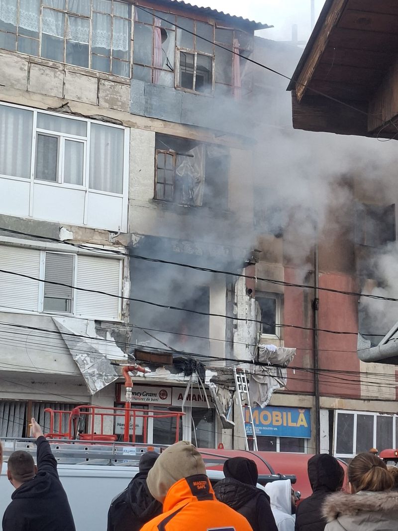 Explozie urmată de incendiu la un bloc de apartamente, în Însurăței