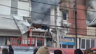 Explozie urmată de incendiu la un bloc de apartamente, &icirc;n &Icirc;nsurăței