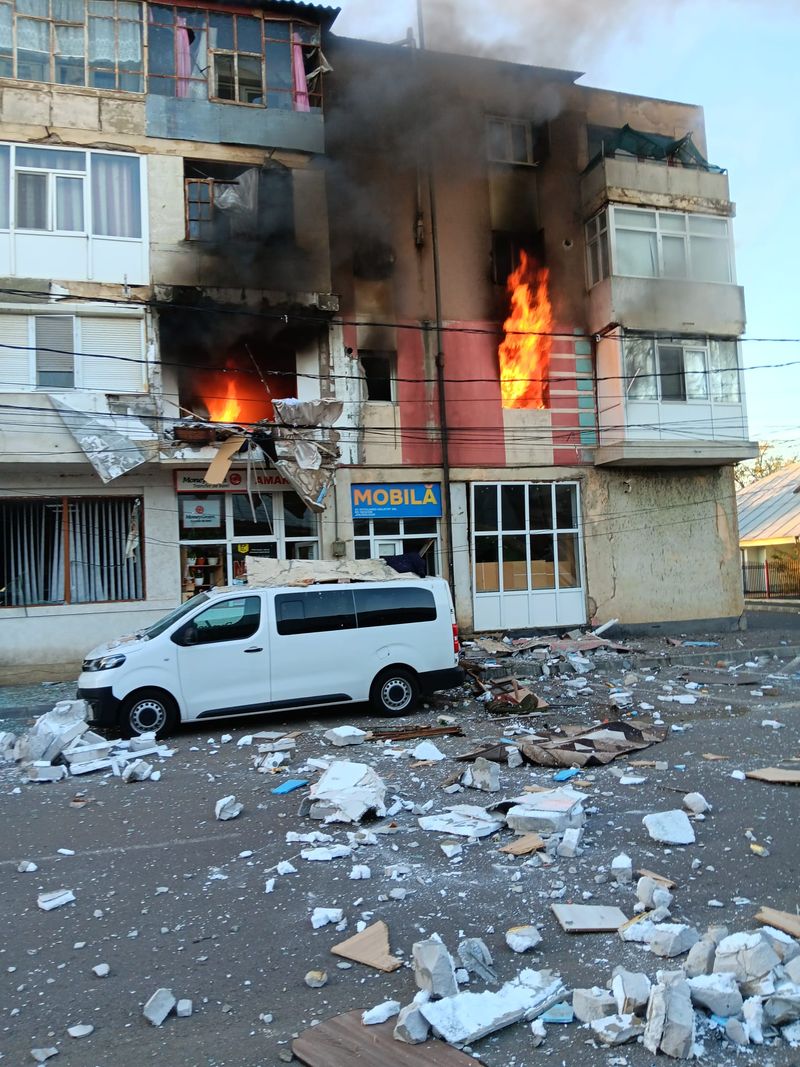 Explozie urmată de incendiu la un bloc de apartamente, în Însurăței
