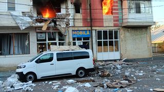 Explozie urmată de incendiu la un bloc de apartamente, &icirc;n &Icirc;nsurăței