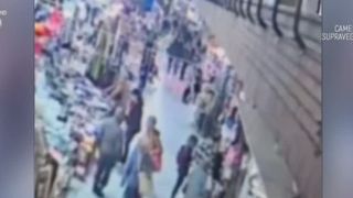 VIDEO Bărbat de 74 de ani, &icirc;n comă după ce a fost bătut de un v&acirc;nzător &icirc;n piață, sub privirile soției