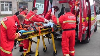 O bunică și cei doi nepoți ai săi, găsiți inconștienți &icirc;n casă. Echipajele de salvare, chemate de urgență