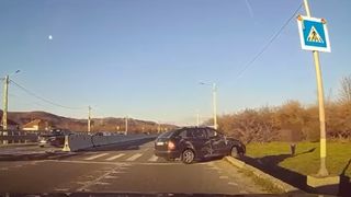 VIDEO Momentul impactului din Argeș. Elena s-a stins sub ochii logodnicului ei, după ce a fost spulberată de o basculantă în timp ce traversa strada