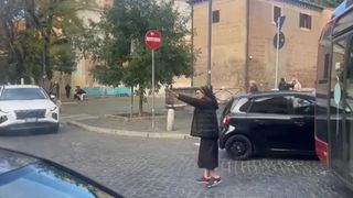 O călugăriță româncă din Italia a dirijat traficul 